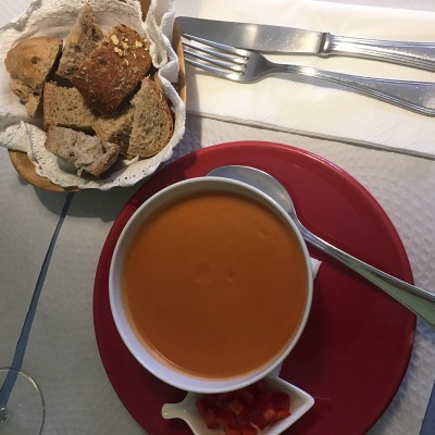 Velmi známou a typickou polévkou je Gaspacho. Tato polévka se podává studená a hlavní a nezaměnitelnou ingrediencí jsou rajčata. Vigo, 17. 9.